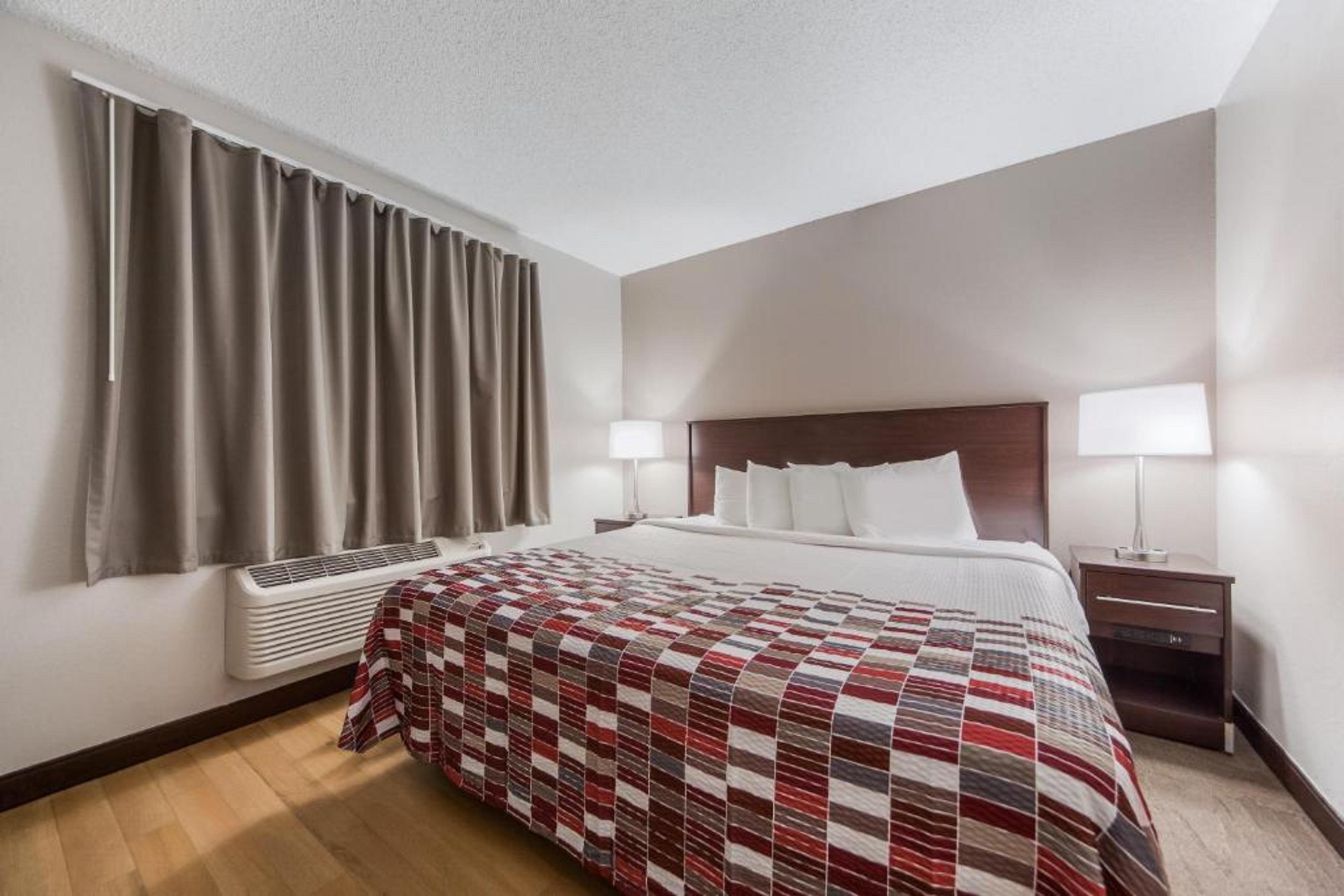 Red Roof Inn & Suites Omaha - Каунсил-Блафс Экстерьер фото